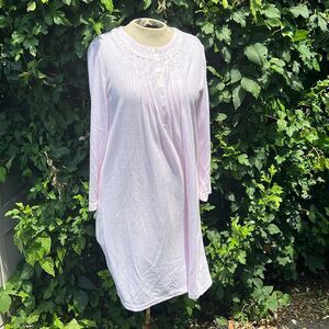Miss Elaine Light Pink Embroidered Nightgown | Size Medium 🌸